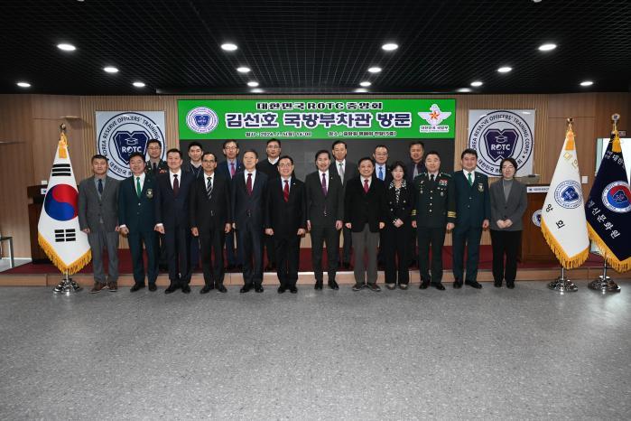 Defense Minister Shin Won Sik met with Minister of the National Guard Abdulla bin Bandar Al Saud and Minister of Defense Khalid bin Salman Al Saud  Korean Defense Acquisition Program Administration and Saudi Arabian Ministry of Defense signed a long-term MOU  Agreed to form a joint committee to cond
