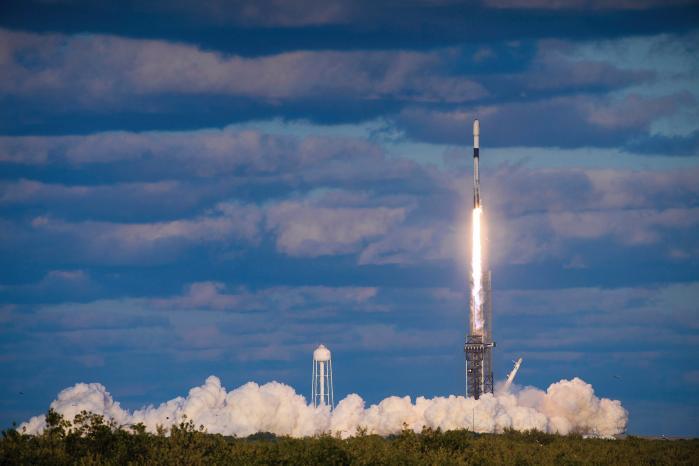 On the morning of April 8 (KST), South Korea’s military reconnaissance satellite, No. 2, is being launched at the John F. Kennedy Space Center in Florida, United States. The satellite was successfully placed in orbit. Provided by SpaceX