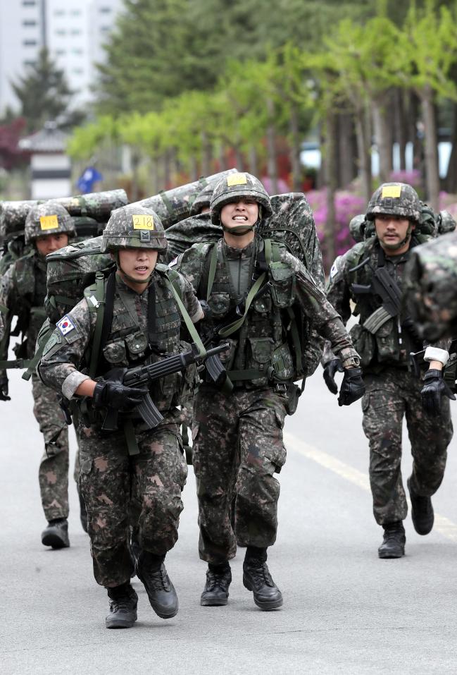 ‘오륙강철중대’ 선발대회에 출전한 육군56사단 장병들이 25㎏ 완전군장 뜀걸음 과제를 수행하고 있다. 선두의 간부가 체력이 바닥난 중대원을 이끄는 모습에서 끈끈한 전우애를 확인할 수 있다.