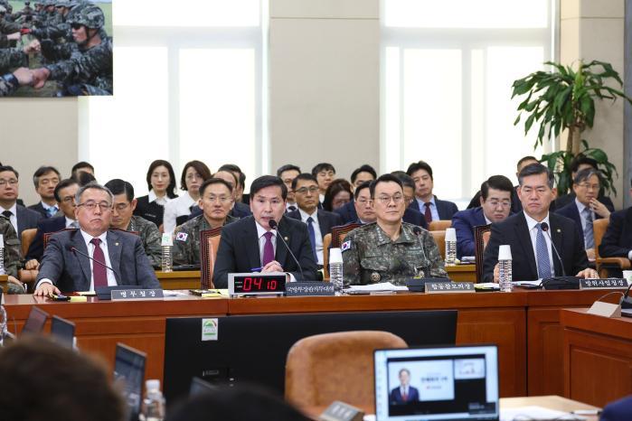 11일 국회 국방위원회 전체회의에 출석한 김선호(앞줄 왼쪽 둘째) 국방부 장관 직무대행이 의원 질의에 답변하고 있다. 이경원 기자