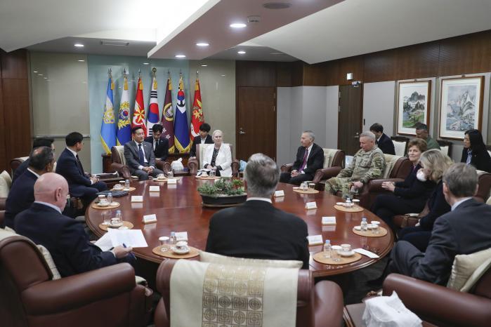 Defense Minister Shin Won Sik meets with US senato