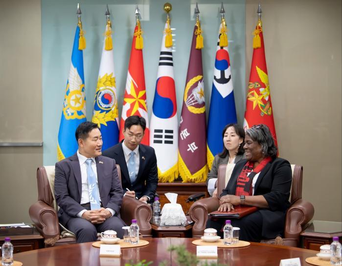 Defense Minister Shin Won Sik met with US Ambassad