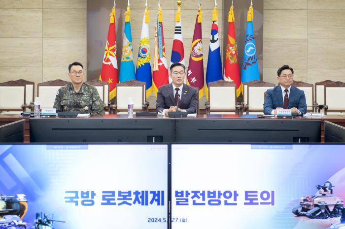  Minister of National Defense Shin Won Sik (center