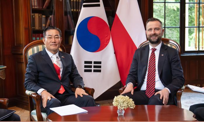 Defense Minister Shin Won Sik meets with Polish De
