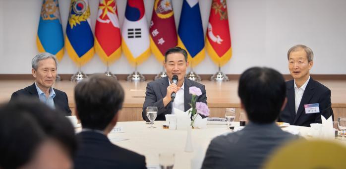 Defense Minister Shin Won Sik (center) addresses t