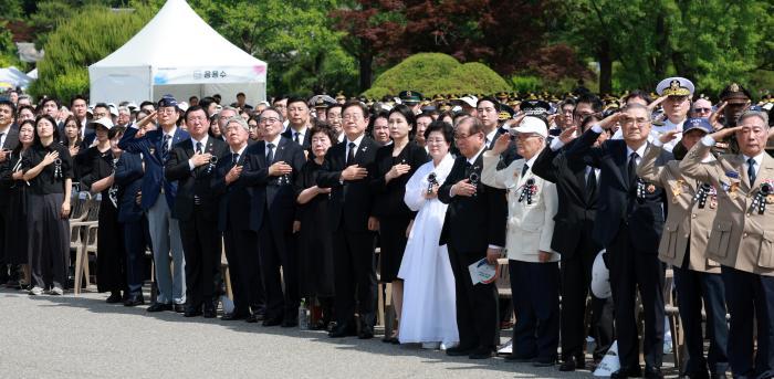 President Lee Jae-myung joined participants in sal