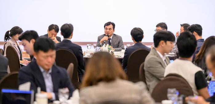 Defense Minister Ahn Gyu-back speaks with reporter