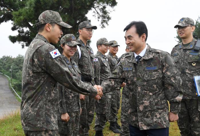 Minister Ahn Gyu-back visits a Patriot missile uni