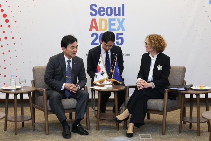 Defense Minister Ahn Gyu-back engages in discussio