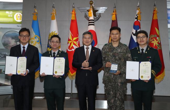 Ministry of National Defense awards three military men of merit for their response to COVID-19