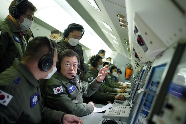 President Moon Jae-in begins New Year’s day on an air patrol flight