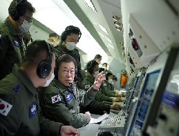 President Moon Jae-in begins New Year’s day on an air patrol fli... 대표 이미지