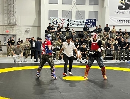 Korean and U.S. soldiers show off their honed Taekwondo skills, ... 대표 이미지