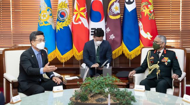 Minister of National Defense Suh Wook meets with I
