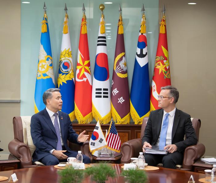 Defense Minister Lee Jong-sup (left) and US Under 